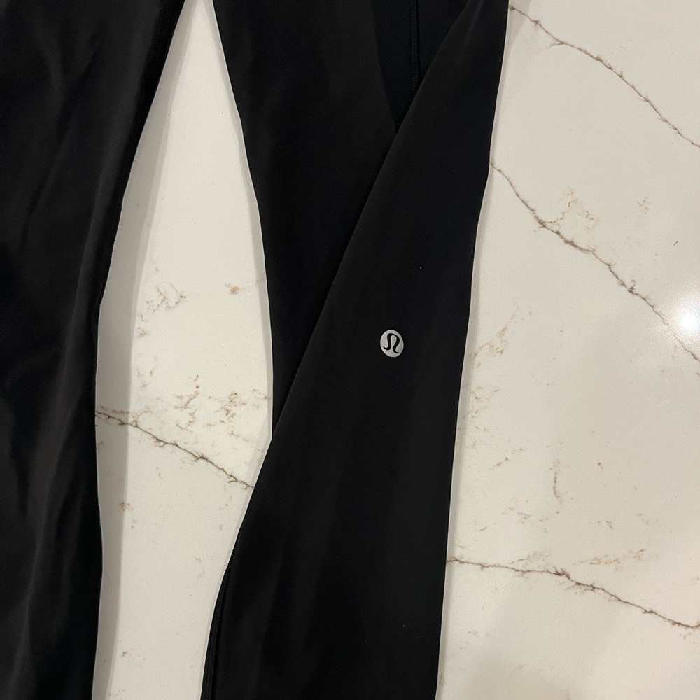 Lululemon align leggings. 25 inch long . Buttery soft texture.